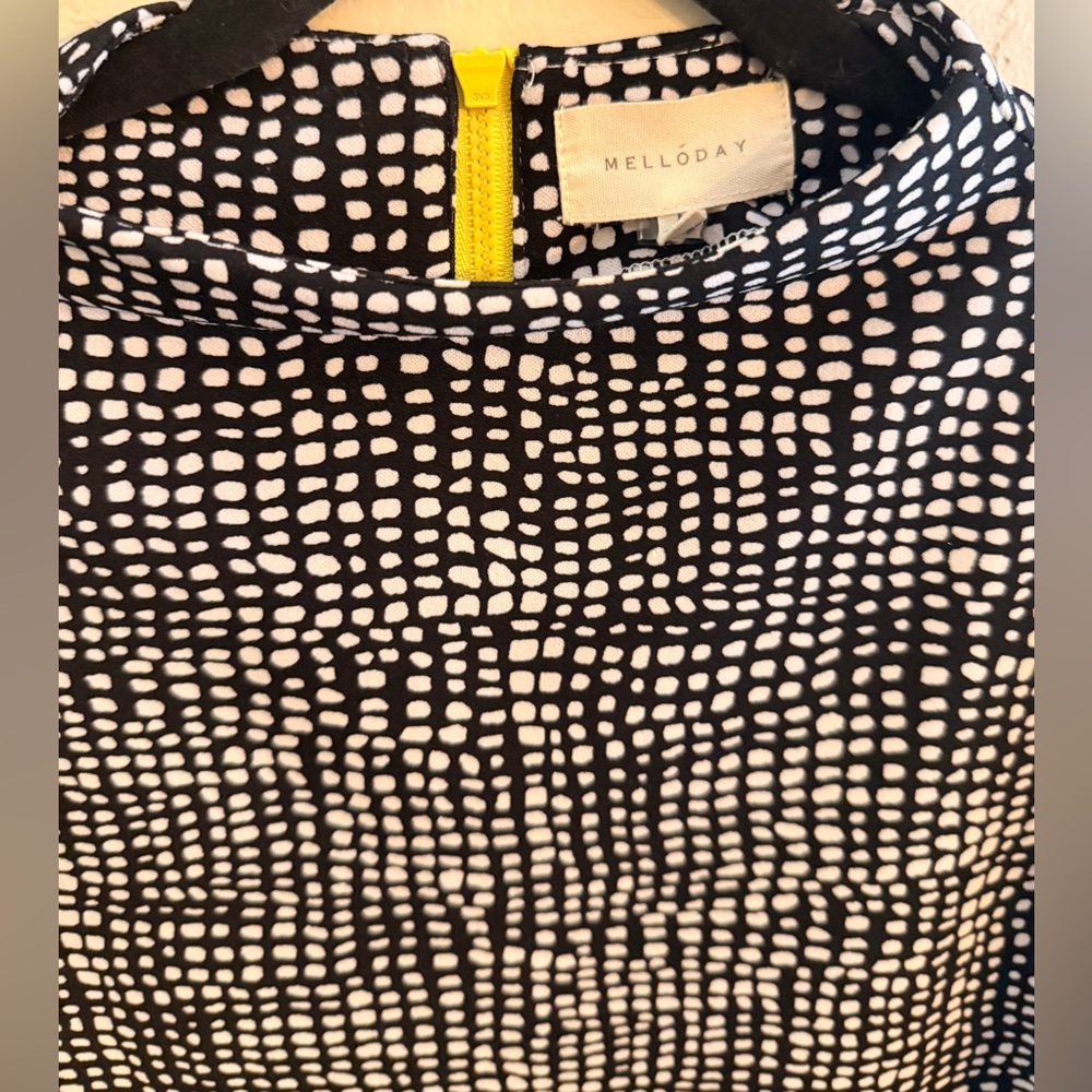 MELLODAY Black and White Top with Yellow Trim in back